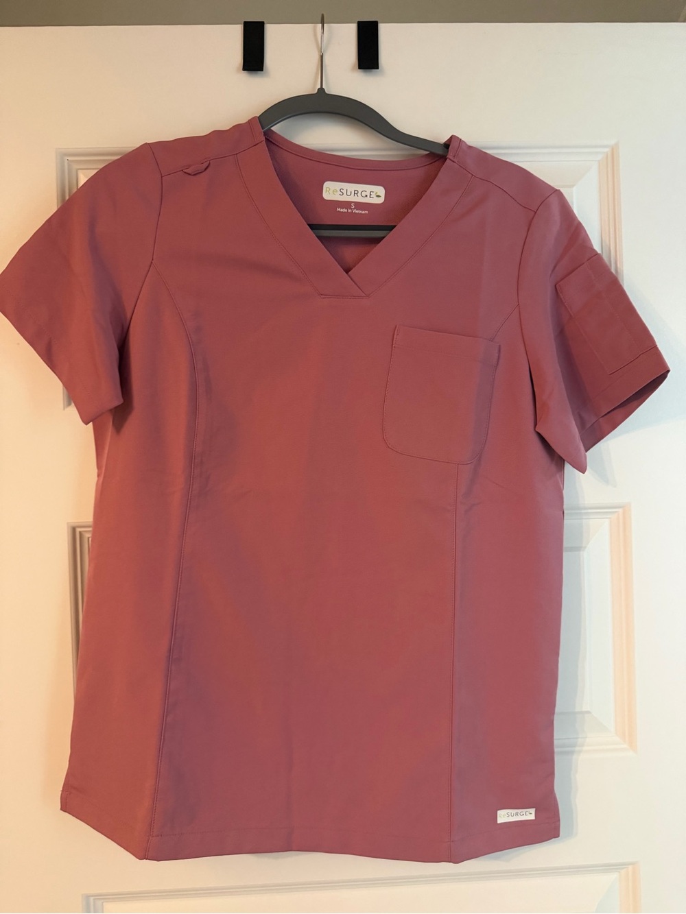 RESURGE DIAMOND WOMEN'S 3-POCKET V-NECK TUCK IN / WEAR OUT SCRUB TOP